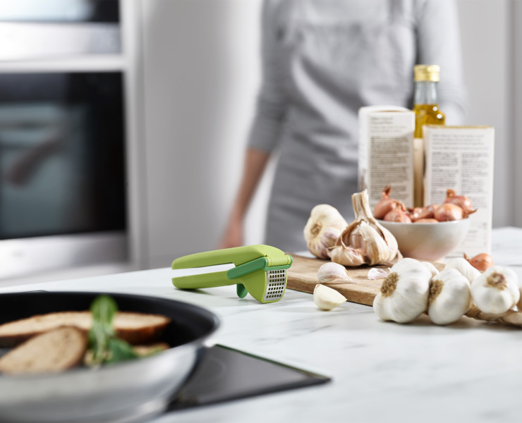 Easy-clean Garlic Press